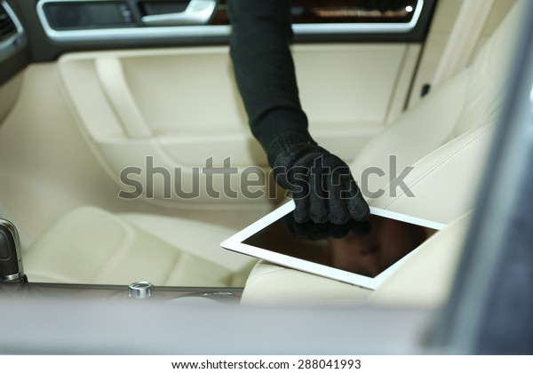 Man burglar steals the\
tablet of car