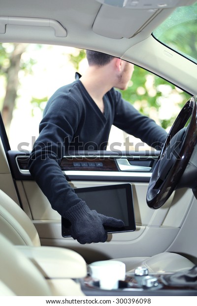 Man burglar steals the
tablet of car
