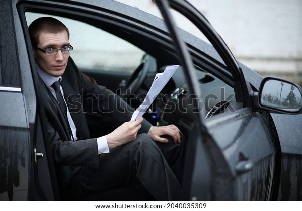 the man in\
a business suit is sitting in the\
car\
