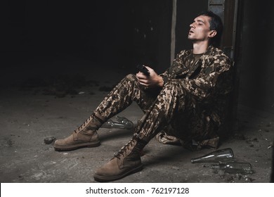A man in camouflage suffers from depression after returning from the army. He uses alcohol and narcotic tablets. He is tormented by heavy memories.