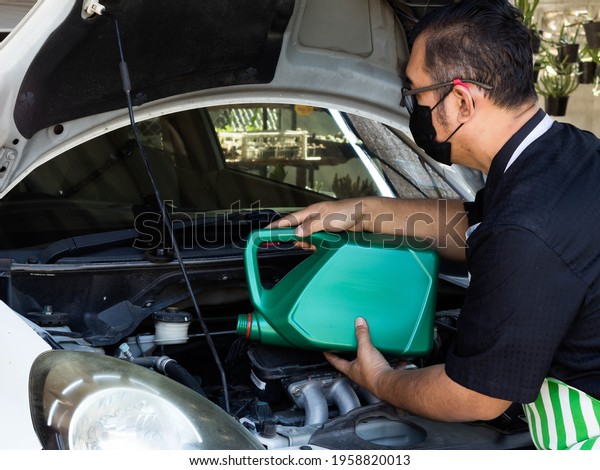 \
Man, change engine oil Add oil to the car\
engine, check security before\
traveling.