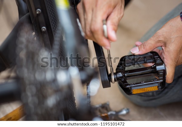 changing mountain bike pedals