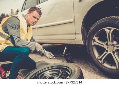 3,373 Man changing flat tire Images, Stock Photos & Vectors | Shutterstock