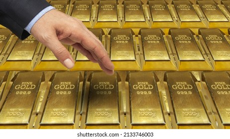 Man Chooses Gold Ingot, Close Up