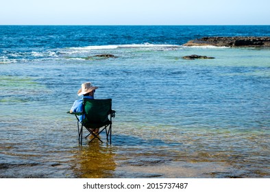 sunbathing chair with water