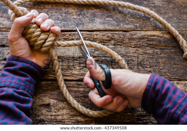 スリプトノットのコンセプトでロープを切った男は自殺を止める の写真素材 今すぐ編集