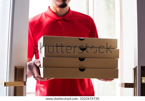 Man delivery pizza to\
customer