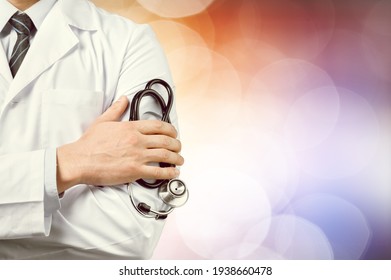 Männlicher Arzt mit schwarzem Stethoskop auf Hintergrund
