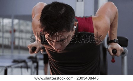 Man doing clap plyometric push ups at the gym