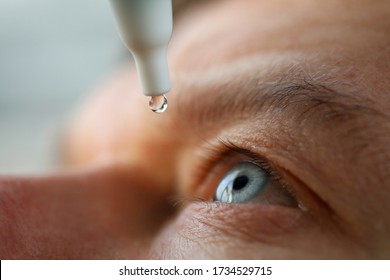 Der Mensch tropft Augentropfen und feuchtigkeitsspendende Linsen. Erhaltung und Lösung von Sehproblemen. Augenkrankheiten werden erkannt. Tropfen vor dem Aufsetzen der Objektive oder vor dem Entfernen am Ende des Tages