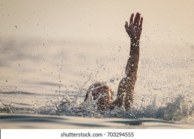 Man drowns in the sea