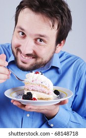 口と鼻にホイップクリームを付けた 薄切りのクリームケーキを食べる汚い少年のポートレート の写真素材 今すぐ編集