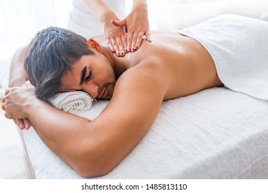 Homme Profitant D'Un Massage Au Spa. Homme se faisant masser le dos au spa. Massage sportif. Gros plan sur les mains d'un masseur et sur le dos d'un client. L'homme a un massage profond des tissus sur le dos. 