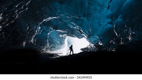Man verkennen van een geweldige gletsjergrot in IJsland