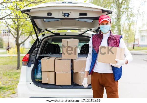 Man with face mask is delivering food and\
groceries during virus\
epidemic.