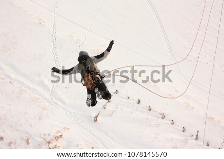 A man falls from a height when jumping with a rope.