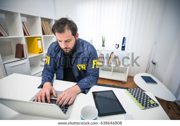 Man Fbi Agent Working His Office Stockfoto Jetzt Bearbeiten