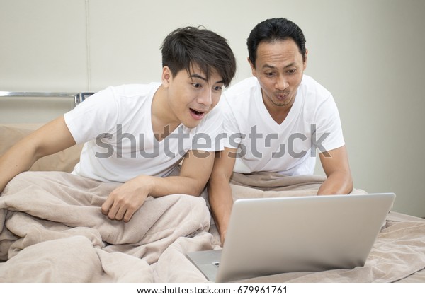 Sit Porn - Man Friend Watching Porn Movie Laptop à¸ à¸²à¸žà¸ªà¸•à¹‡à¸­à¸ (à¹à¸à¹‰à¹„à¸‚à¸•à¸­à¸™à¸™à¸µà¹‰ ...