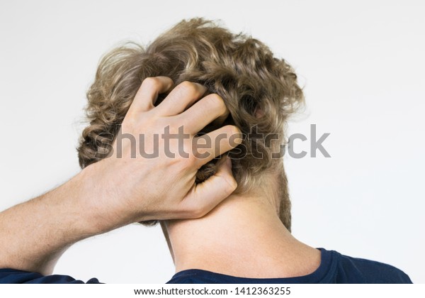 頭にかびを持ち ふけが頭をかきむしる男 頭皮と髪の病気と男性の健康のコンセプト の写真素材 今すぐ編集