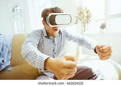 L'homme avec des lunettes de réalité virtuelle. Concept technologique futur. : photo de stock