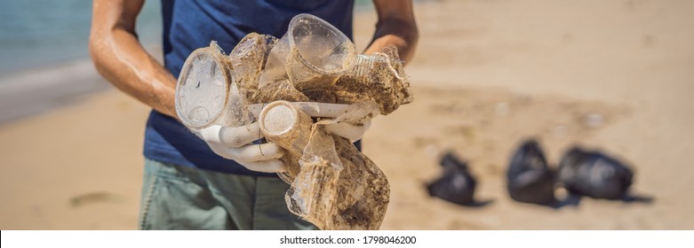 Menschen in Handschuhen heben Plastiktüten auf, die das Meer verschmutzen. Problem des verschütteten Müllabfalls auf dem Strand Sand durch von Menschen verursachte Umweltverschmutzung und Umweltverschmutzung, Kampagne zur Reinigung von Freiwilligen in Konzept