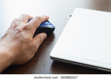 Man hand hilding a computer mouse.