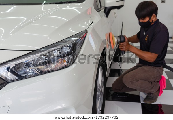 Man hand holding a car polish machine. Car detailing\
Buffing and wax.