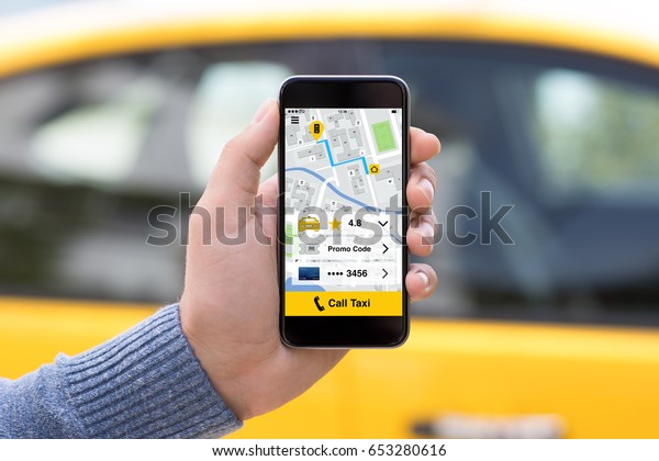 Handheld Telefon Mit App Call Taxibildschirm Auf Gelbem Hintergrund Stockfoto Jetzt Bearbeiten