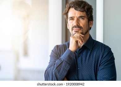男性 顎に手を当てる の写真素材 画像 写真 Shutterstock 男性 顎に手を当てる の写真素材 画像 写真 Shutterstock