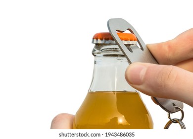 El hombre con la mano utilizando el abrebotellas abre el frasco de vidrio con la bebida sobre fondo aislado de color blanco