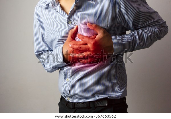 心臓痛の人 胸に手を当てる 心臓発作や脳卒中 医療のコンセプト の写真素材 今すぐ編集
