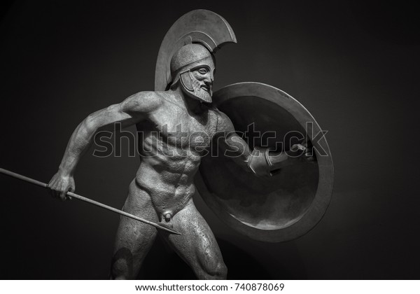 兜をかぶったギリシャの古代戦士の彫刻 の写真素材 今すぐ編集
