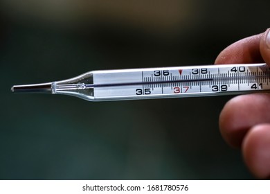 体温計 の写真素材 画像 写真 Shutterstock