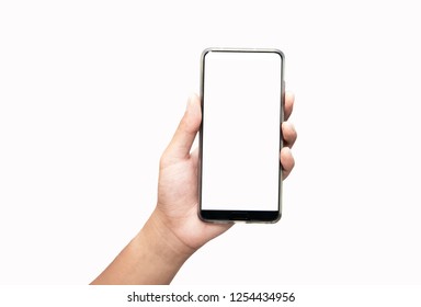 Mann, der ein Mobiltelefon mit einem leeren Bildschirm auf weißem Hintergrund hält.