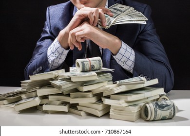 Mann, der Geld in Hand hält auf schwarzem Hintergrund, Mann erhält eine Menge Geld von Trading, Business Success Concept.