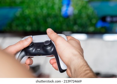 Ein Mann hat eine Fernbedienung von Playstation. Man spielt das Videospiel 27.03. 2022 Minsk, Belarus