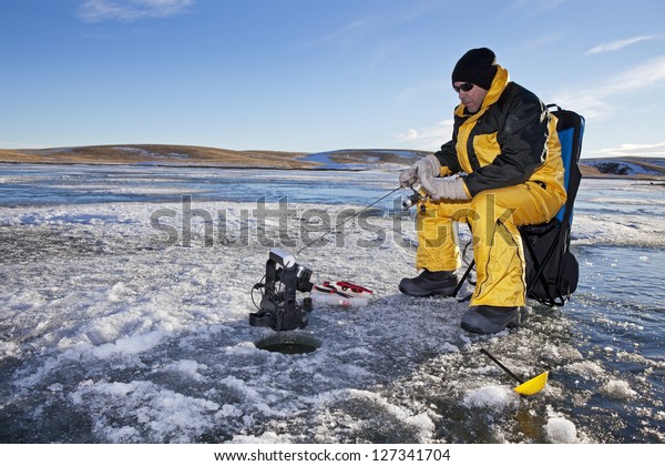 凍ったカナダの湖での人間の氷釣り の写真素材 今すぐ編集