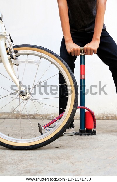 inflate a bike tire