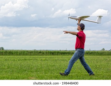 10,718 Man on the wing of an airplane Images, Stock Photos & Vectors ...