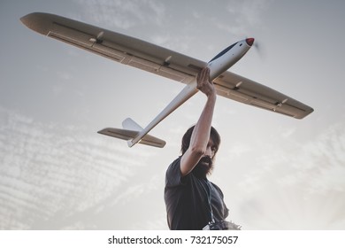 Man launches RC glider into the sky 