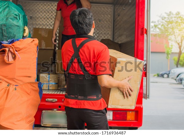 The man lifts the parcel box
into the car to prepare to transport for customers and various
goods.