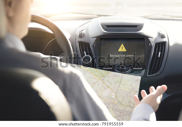 Man\
lost the way. Failure of the GPS navigation\
system