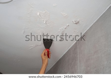 Man with mask in front of wall and ceiling with mold and saltpeter