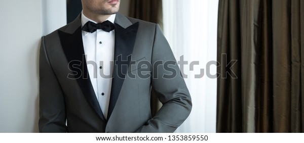 高価なカスタムテーラードのタキシードの男性モデル スーツ 立ち姿 室内装束 の写真素材 今すぐ編集