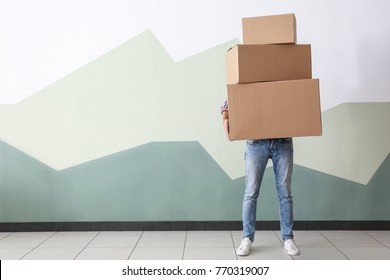 Man Moving Boxes Near Color Wall Foto stock 782032171 | Shutterstock