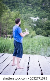 Mann in der Natur, der Drohnenfliegen kontrolliert