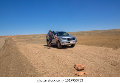 Man Next To An Off-road Car In The Australian Desert - Coober Pedy Australia 30.09.2019