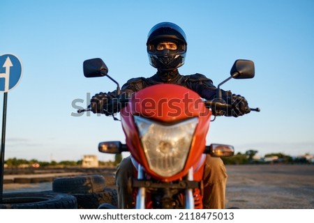 Man on motorbike, front view, motorcycle school