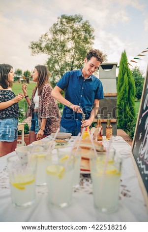 Similar – Gruppe von Freunden, die Spaß an einem Sommergrill haben.