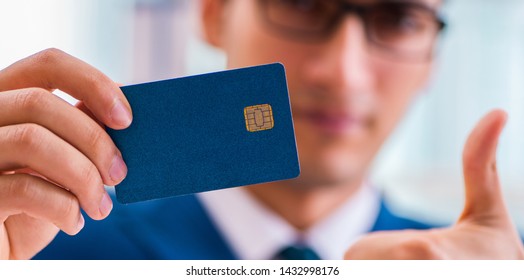 Mann, der mit Kreditkarte online bezahlt